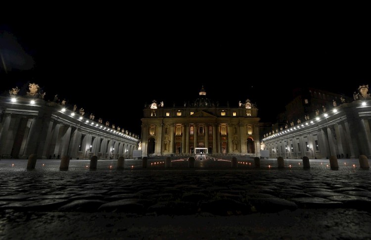 El papa preside un Vía Crucis en una Plaza vaticana completamente vacía