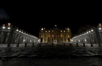 El papa preside un V&iacute;a Crucis en una Plaza vaticana completamente vac&iacute;a