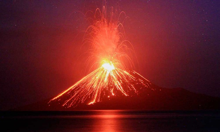 Explota volcán Krakatoa; activa el anillo de Fuego