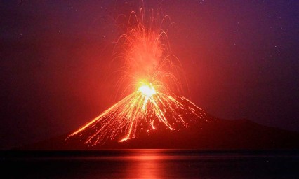 Explota volc&aacute;n Krakatoa; activa el anillo de Fuego