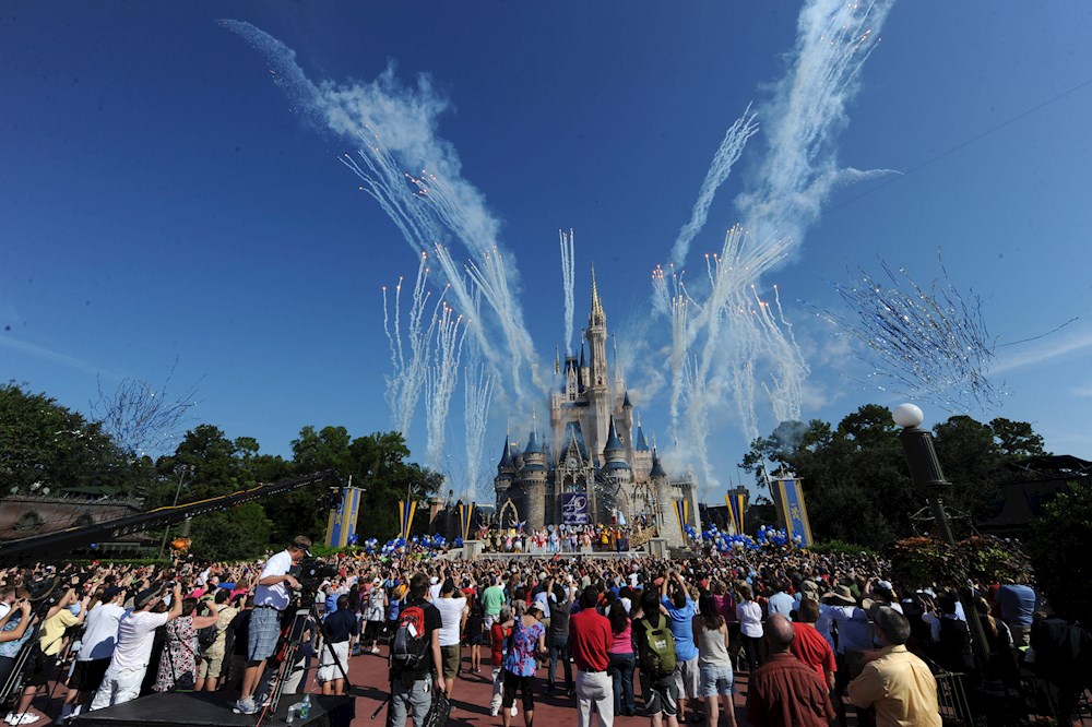 Unos 43 mil empleados de Disney World son suspendidos sin sueldo en Orlando