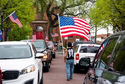 Crecen las movilizaciones que desaf&iacute;an el confinamiento por COVID-19 en Estado Unidos