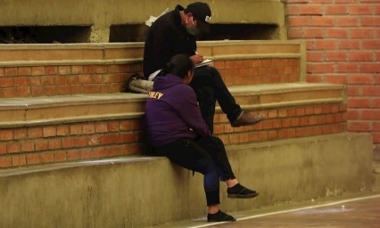 De cancha deportiva a celda para infractores de la cuarentena en Bolivia