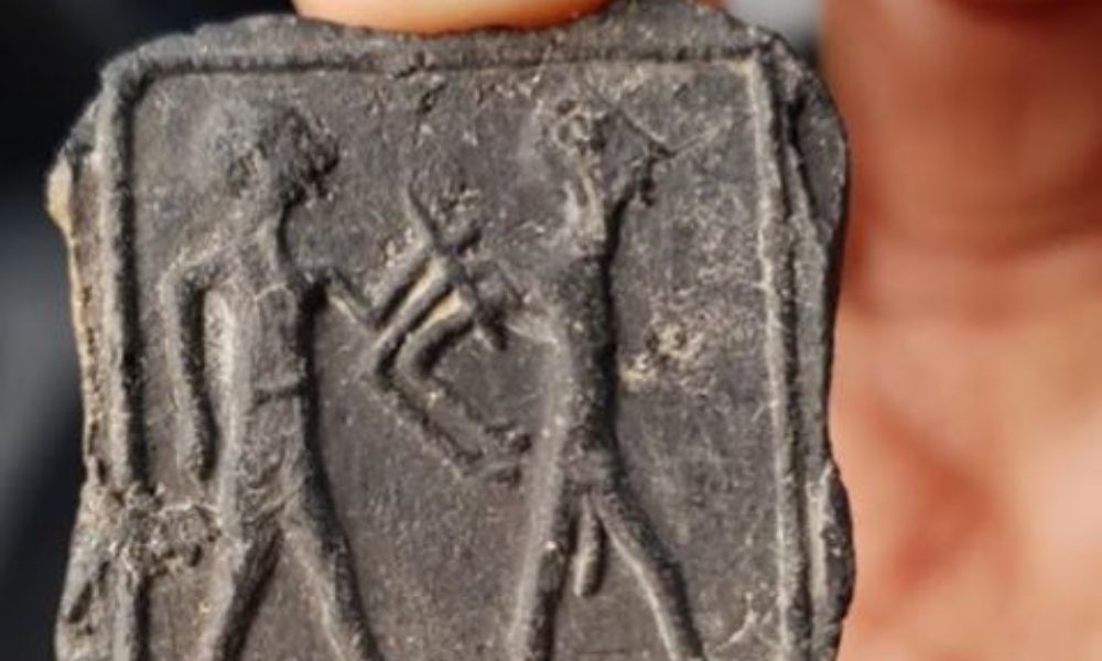 Niño descubre una tablilla de arcilla de 3500 años con la imagen de un hombre desnudo y cautivo
