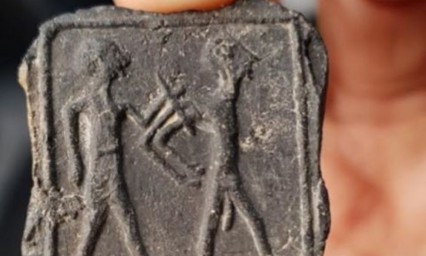 Ni&ntilde;o descubre una tablilla de arcilla de 3500 a&ntilde;os con la imagen de un hombre desnudo y cautivo