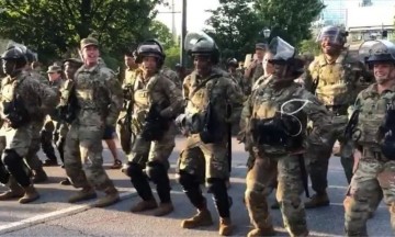 Bailando La Macarena, Guardia Nacional olvida un poco las protestas