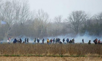 Policía griega lanza gases lacrimógenos a manifestantes