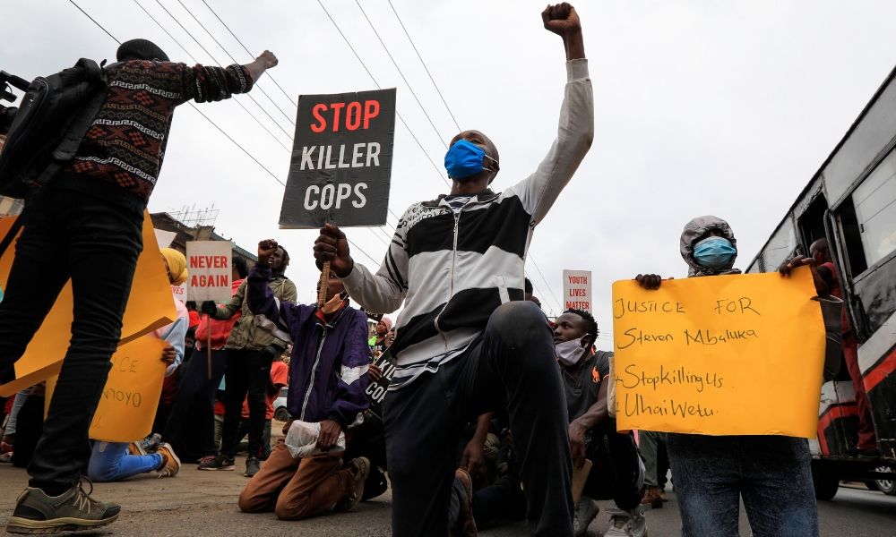 Protestan en Nairobi contra la brutalidad policiaca de Kenia