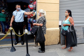 Aplazan reaperturas en América por repuntes de COVID-19