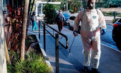 La OMS est&aacute; alerta por las persistentes curvas al alza Covid en Am&eacute;rica