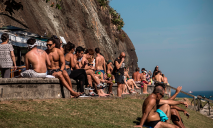 Brasil con casi 50 mil muertes vuelve a endurecer restricciones