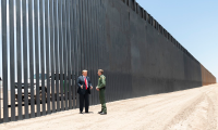 Donald Trump visita muro con México previo a encuentro con AMLO