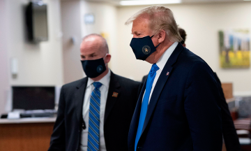 Trump en su visita a un hospital militar en las afueras de Washington 