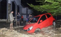 Inundaciones en Indonesia dejan al menos 10 muertos y decenas de desaparecidos