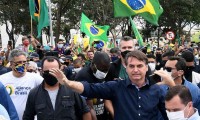 Bolsonaro recibe a seguidores en jardines de Palacio… peeero no importa porque no cree en el Covid