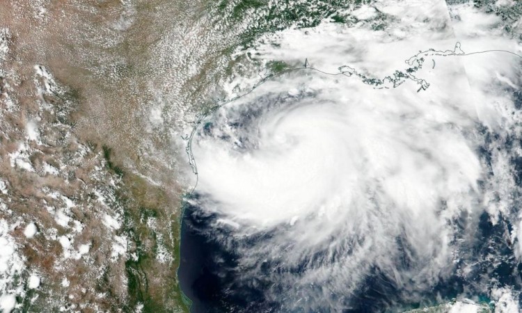 Hanna avanza como huracán a Texas y tormenta Gonzalo está rumbo a Trinidad
