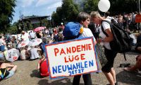 Marcha negacionista de Berlín proclama el fin de la pandemia en pleno repunte