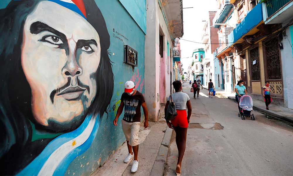 Cuba sufre nueva ola de contagios por Covid-19 tras casi erradicar el virus