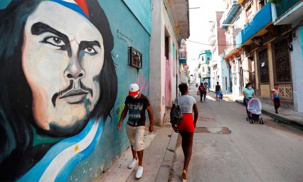 Cuba sufre nueva ola de contagios por Covid-19 tras casi erradicar el virus