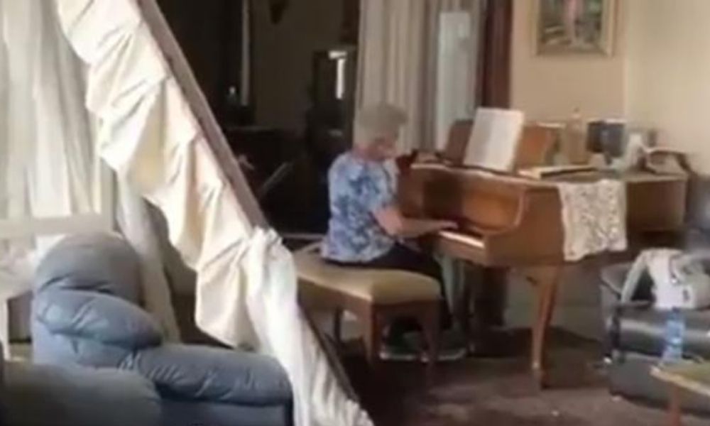 Mujer toca al piano la canción tras explosión en Beirut
