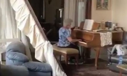 Mujer toca al piano la canci&oacute;n tras explosi&oacute;n en Beirut