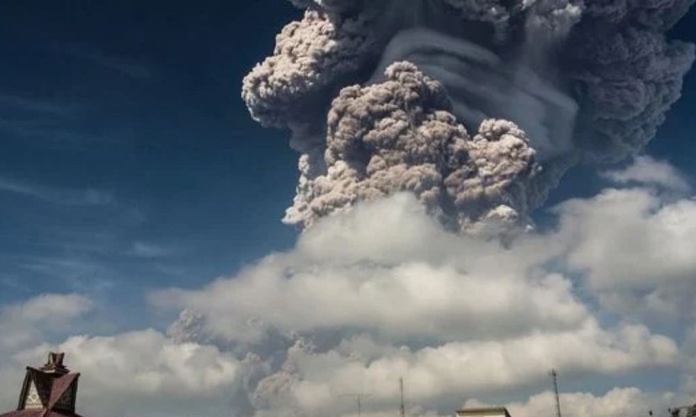 Fuerte erupción del volcán Sinabung en Indonesia 