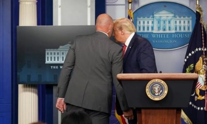 Tras tiroteo desaloja Trump sala de la Casa Blanca