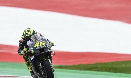 Los motociclistas Rossi y Vi&ntilde;ales se salvan de milagro tras un terrible accidente