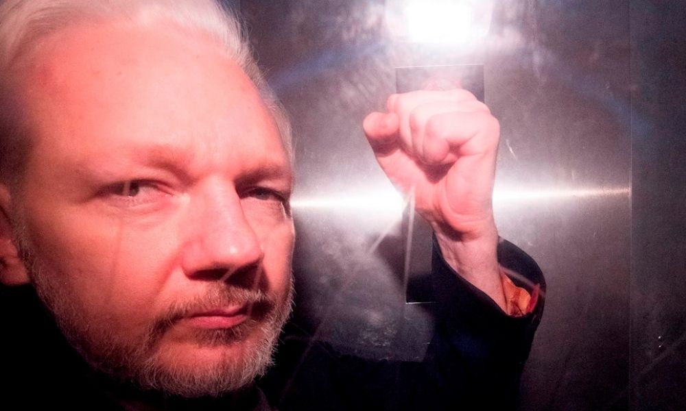 Assange combate su extradición a EU en medio de nuevas acusaciones 