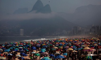 ¿Y la sana distancia? Con las playas abarrotadas, Brasil registra 447 muertes diarias por Covid-19