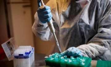 La interrupción de los ensayos de vacuna de Oxford no es revés, dice Londres