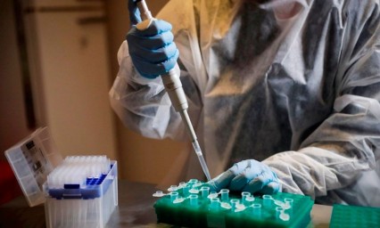 La interrupci&oacute;n de los ensayos de vacuna de Oxford no es rev&eacute;s, dice Londres