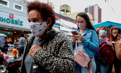 A seis meses del primer deceso en Brasil por COVID-19, comienza leve desaceleración