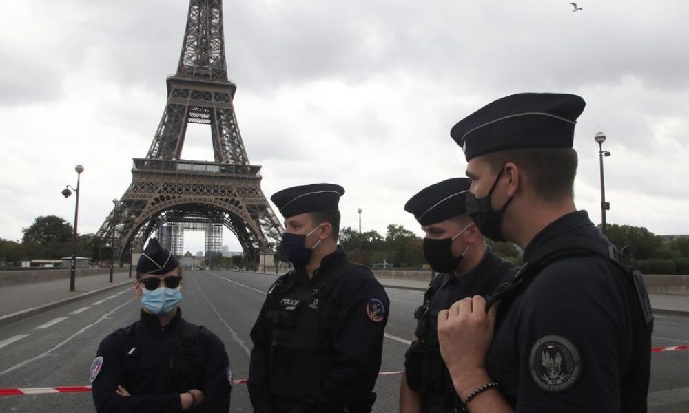 Evacuan la Torre Eiffel por una amenaza de bomba: la policía acordonó el área