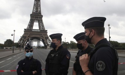 Evacuan la Torre Eiffel por una amenaza de bomba: la polic&iacute;a acordon&oacute; el &aacute;rea