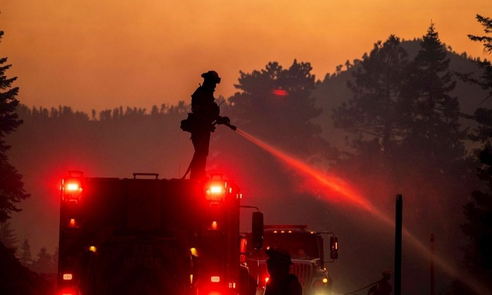 Envía México a un centenar de bomberos a EU para ayudar controlar los incendios