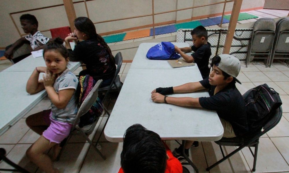 Niños migrantes toman clases en el albergue Embajadores de Jesús en Tijuana.