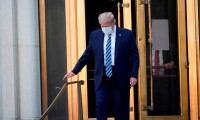 Trump sale del hospital; no está fuera de peligro, reiteran sus médicos