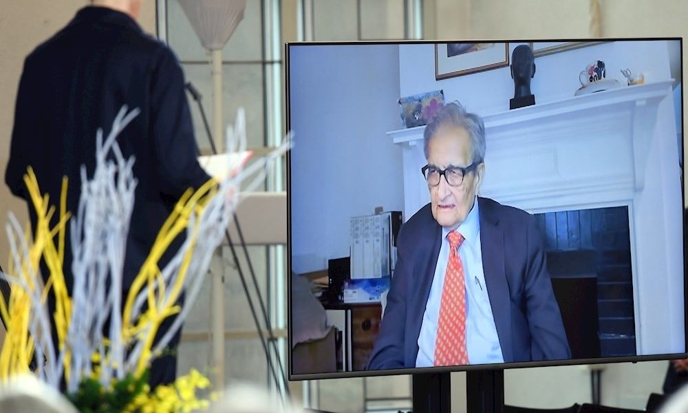 Amartya Sen recibe premio alemán de la paz por teleconferencia y la sala casi vacía 