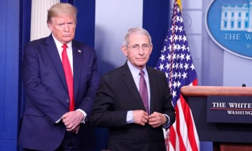 El presidente Donald Trump, junto al principal epidemiólogo del país, Anthony Fauci.