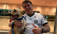 Bolsonaro dice que en su casa las vacunas son obligatorias solo para el perro