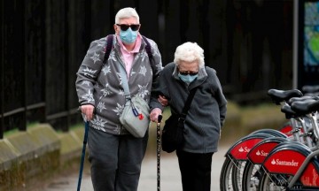 La vacuna de Oxford contra el coronavirus genera respuesta inmune en ancianos