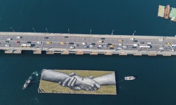 “Más allá de los muros” simboliza la solidaridad entre personas