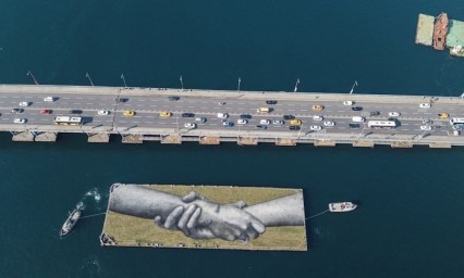 “Más allá de los muros” simboliza la solidaridad entre personas