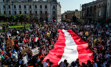 Masivo rechazo en la calle mete presión al ya débil presidente Merino