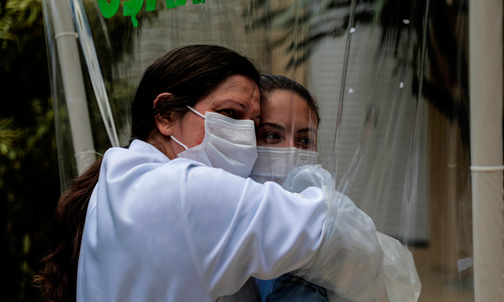 Un hospital de Río de Janeiro fomenta los abrazos en plena época de pandemia