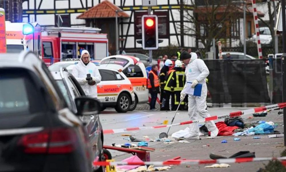 Conductor entra a zona peatonal deja 2 muertos y 15 heridos en Alemania 