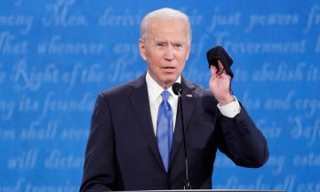 Biden también se comprometió a vacunarse y a hacerlo en público.  