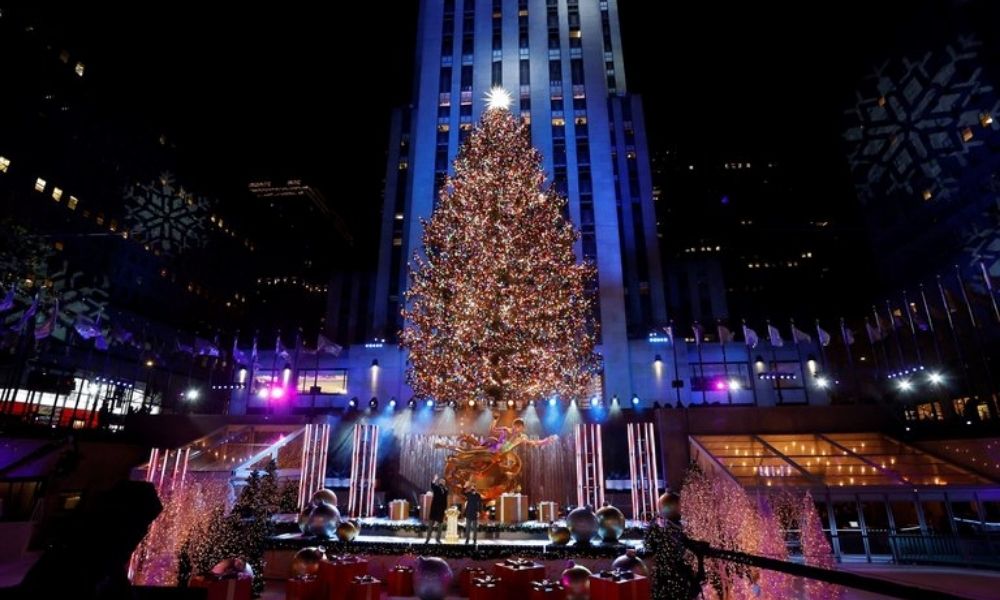 Encienden el tradicional árbol del Rockefeller Center en Nueva York