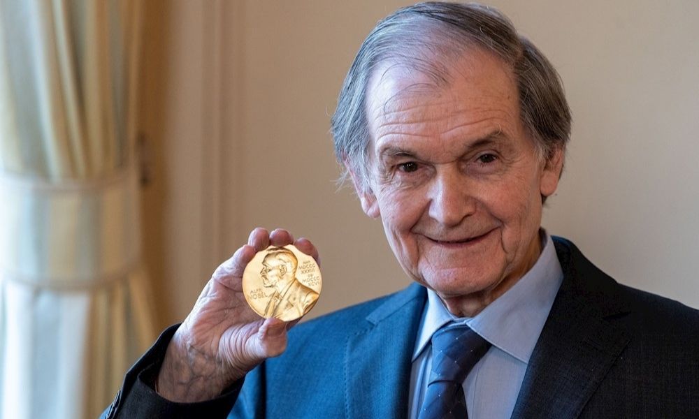 Recibe Roger Penrose en Londres el premio Nobel de Física